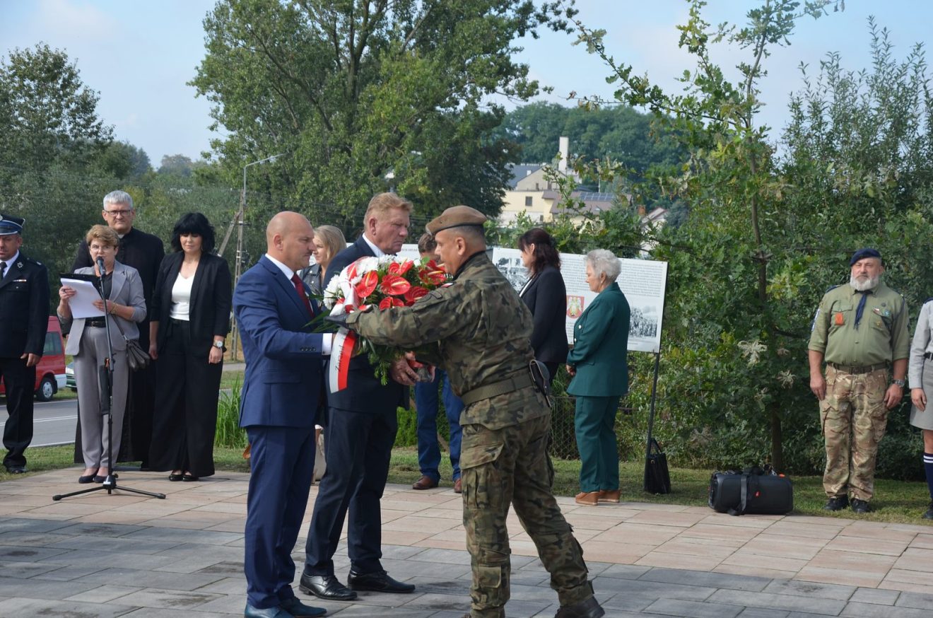 Uroczystości w Telatynie upamiętniające 86. rocznicę wybuchu II wojny światowej z udziałem przedstawicieli Powiatu Tomaszowskiego.