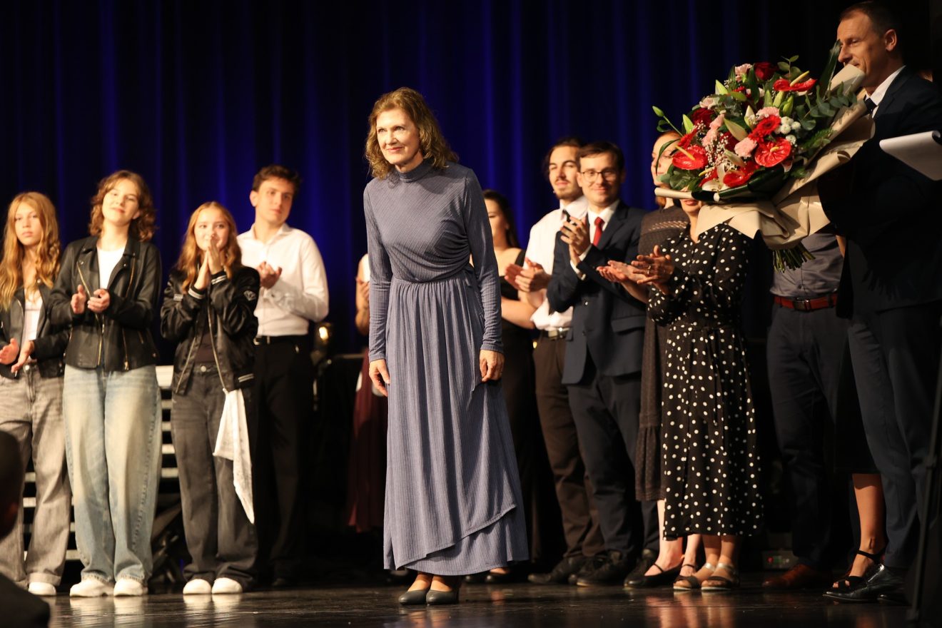 Na scenie stoją członkowie Tomaszowskiego Zespołu Teatralnego, obok nich przewodniczący Rady Powiatu Tomaszowskiego Witold Pitura trzymający bukiet kwiatów