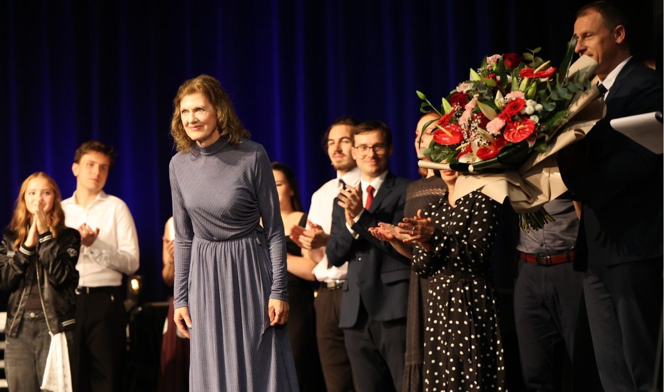 Na scenie stoją członkowie Tomaszowskiego Zespołu Teatralnego, obok nich przewodniczący Rady Powiatu Tomaszowskiego Witold Pitura trzymający bukiet kwiatów