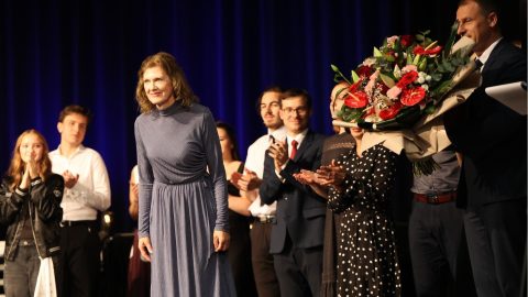 Na scenie stoją członkowie Tomaszowskiego Zespołu Teatralnego, obok nich przewodniczący Rady Powiatu Tomaszowskiego Witold Pitura trzymający bukiet kwiatów