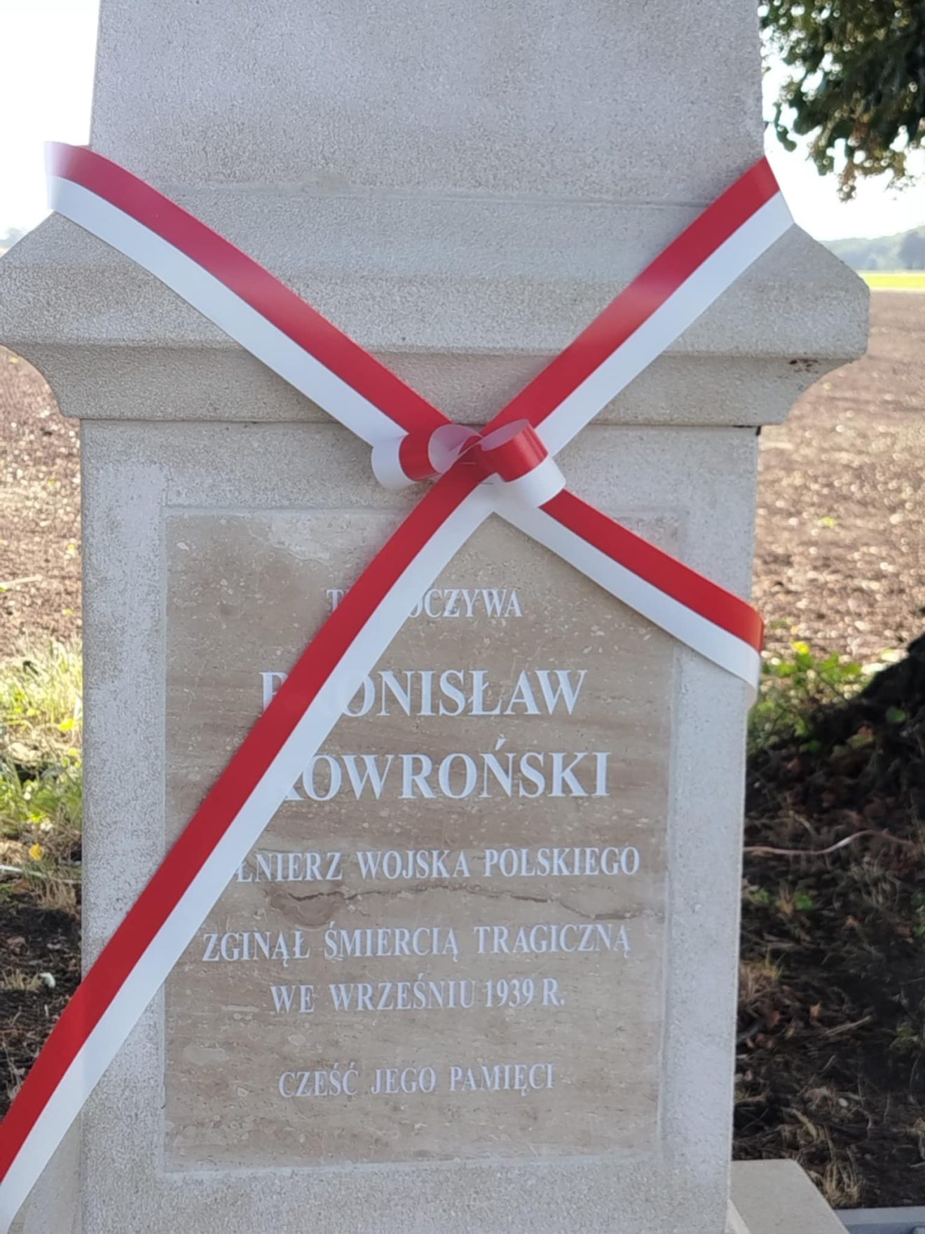 Fragment pomnika upamiętniającego żołnierza Wojska Polskiego Bronisława Skowrońskiego, który poległ we wrześniu 1939 roku