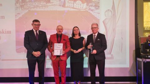 Starosta i Wicestarosta pozują do zdjęcia ze statuetką i dyplomem, w towarzystwie osób wręczających nagrody podczas gali Perły Biznesu 2025