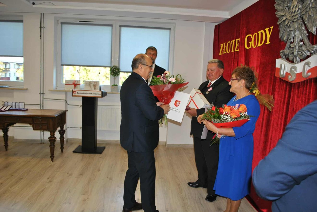 Wręczenie pamiątkowego medalu prze Członka zarządu