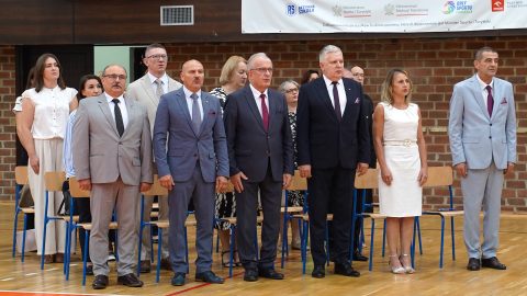 Na zdjęciu znajdują się przedstawiciele władz powiatowych oraz dyrekcja I LO im. Bartosza Głowackiego w Tomaszowie Lubeslkim
