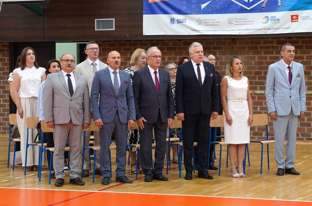Na zdjęciu znajdują się przedstawiciele władz powiatowych oraz dyrekcja I LO im. Bartosza Głowackiego w Tomaszowie Lubeslkim