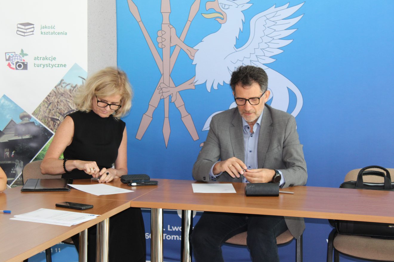 Podpisywanie protokołu odbioru prac geodezyjnych w ramach projektu e-Geodezja II