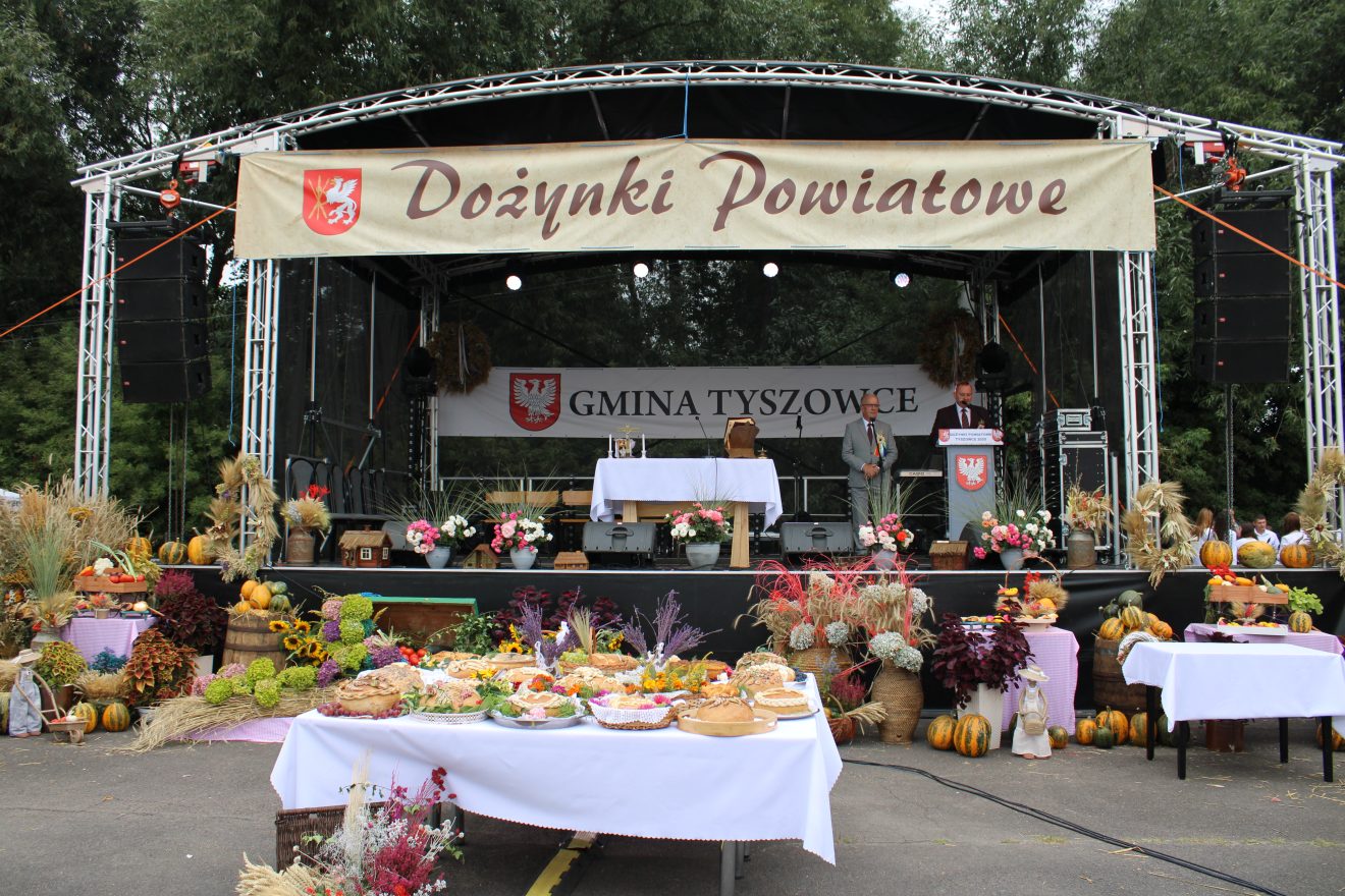 zdjęcie przedstawia główną scene udekorowana na dożynki powiatowe