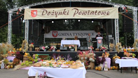 zdjęcie przedstawia główną scene udekorowana na dożynki powiatowe