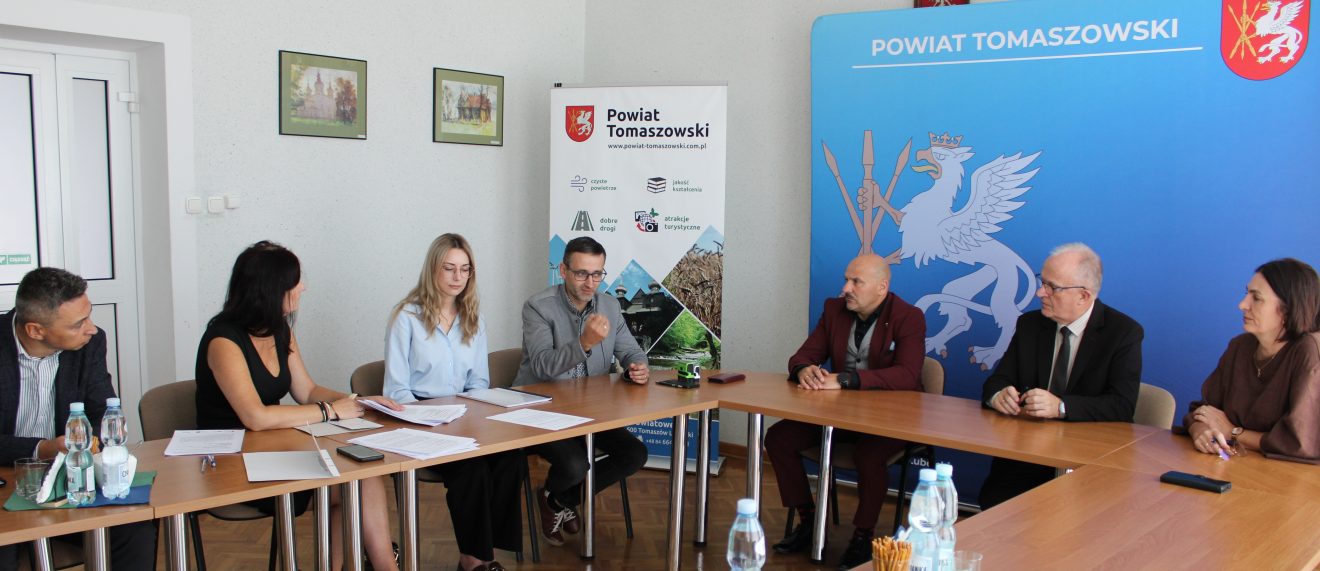 Na zdjęciu przedstawiciele Powiatu Tomaszowskiego podczas podpisania umów w ramach projektu „e-Geodezja II – uzupełnienie cyfrowego zasobu geodezyjnego województwa lubelskiego”. Umowy dotyczą realizacji zadania dla Gminy Tomaszów Lubelski oraz Gminy Krynice.