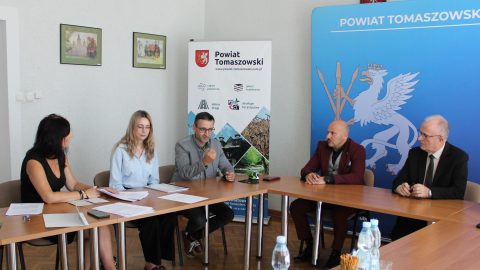 Na zdjęciu przedstawiciele Powiatu Tomaszowskiego podczas podpisania umów w ramach projektu „e-Geodezja II – uzupełnienie cyfrowego zasobu geodezyjnego województwa lubelskiego”. Umowy dotyczą realizacji zadania dla Gminy Tomaszów Lubelski oraz Gminy Krynice.