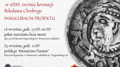Plakat wydarzenia „Mennictwo Piastów w 1000. rocznicę koronacji Bolesława Chrobrego”. Zawiera informacje o pokazie bicia monet 14 września przed Muzeum Regionalnym w Tomaszowie Lubelskim oraz prelekcji 25 września w siedzibie muzeum. Po prawej stronie widoczna średniowieczna moneta z profilem twarzy.