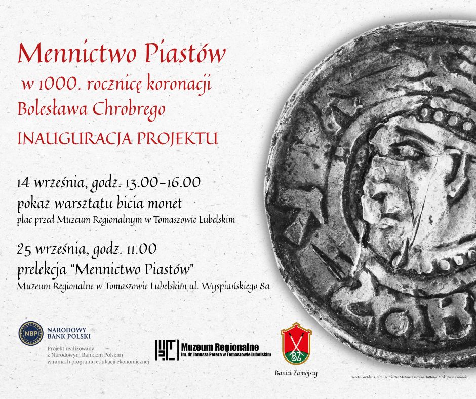 Plakat wydarzenia „Mennictwo Piastów w 1000. rocznicę koronacji Bolesława Chrobrego”. Zawiera informacje o pokazie bicia monet 14 września przed Muzeum Regionalnym w Tomaszowie Lubelskim oraz prelekcji 25 września w siedzibie muzeum. Po prawej stronie widoczna średniowieczna moneta z profilem twarzy.