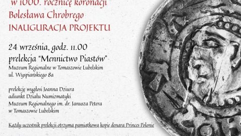 Plakat wydarzenia „Mennictwo Piastów w 1000. rocznicę koronacji Bolesława Chrobrego”. Zawiera informacje o prelekcji 24 września w siedzibie muzeum. Po prawej stronie widoczna średniowieczna moneta z profilem twarzy.