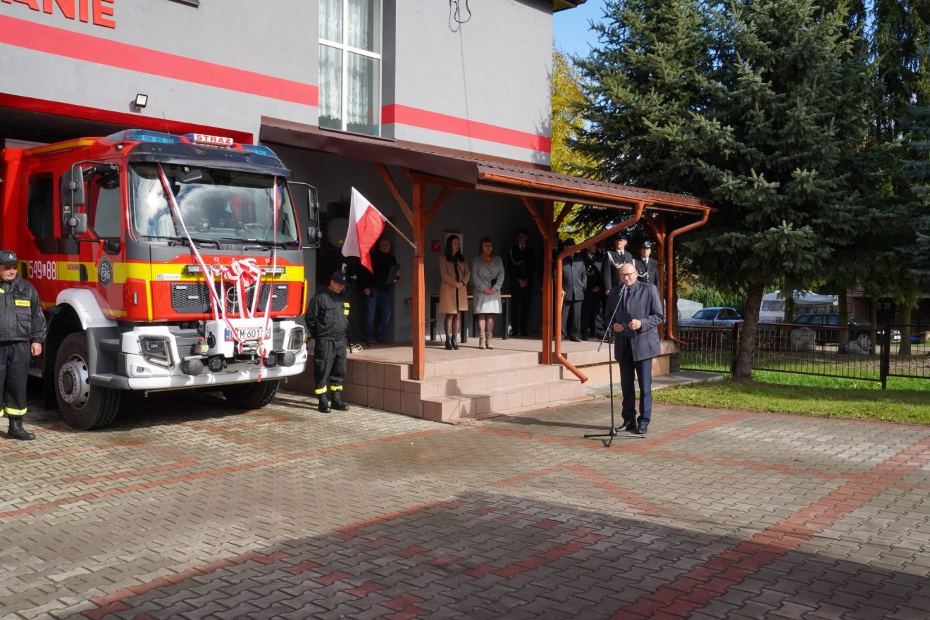 Uroczystość przekazania nowego samochodu strażackiego dla jednostki Ochotniczej Straży Pożarnej w Werechaniach