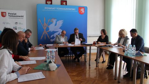 Na zdjęciu widoczne są osoby biorące udział w podpisaniu umowy geodezyjnej.