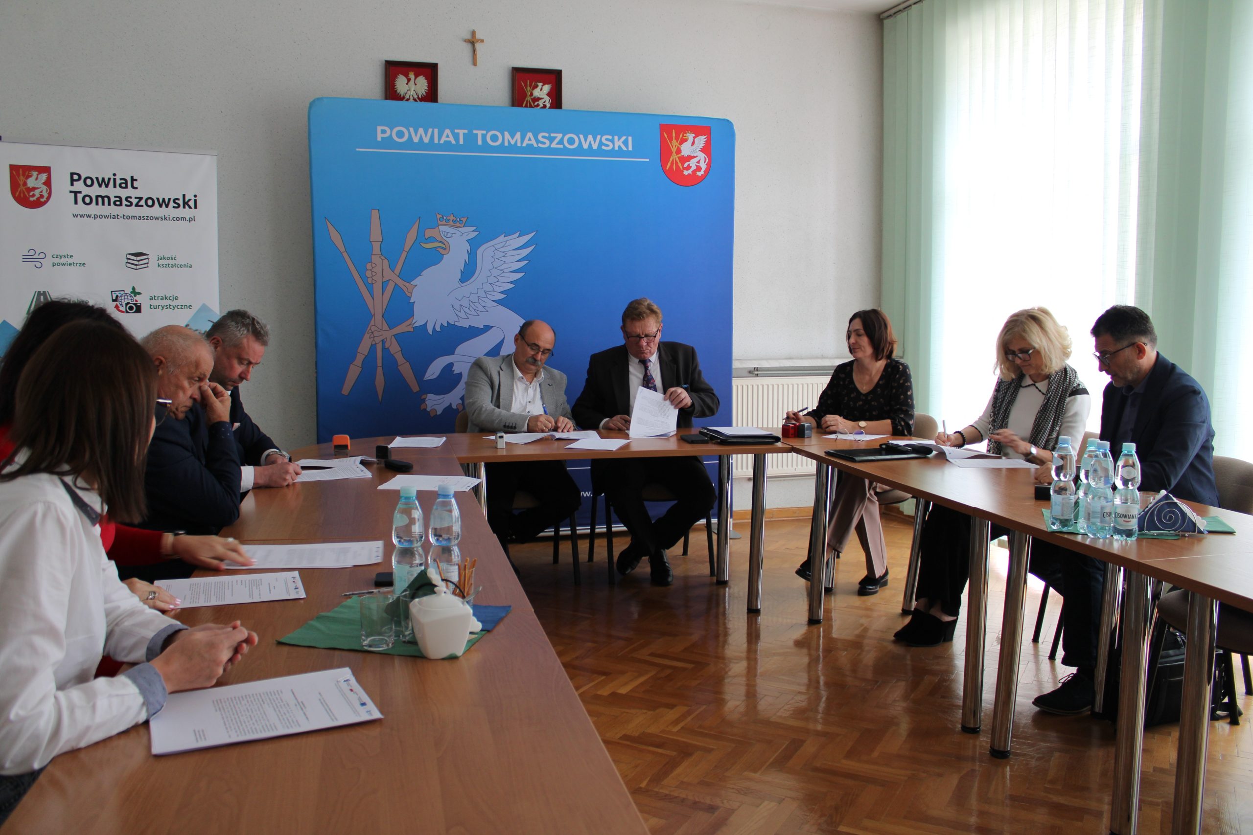 Na zdjęciu widoczne są osoby biorące udział w podpisaniu umowy geodezyjnej.
