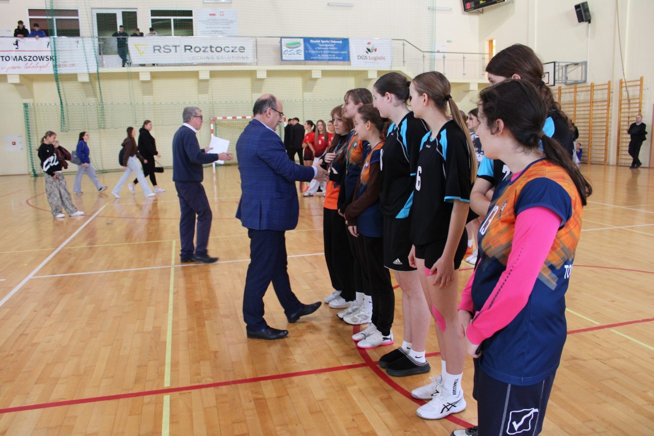 Komunikat Mistrzostw Powiatu Tomaszowskiego Szkół Ponadpodstawowych w Halowej Piłce Nożnej Dziewcząt