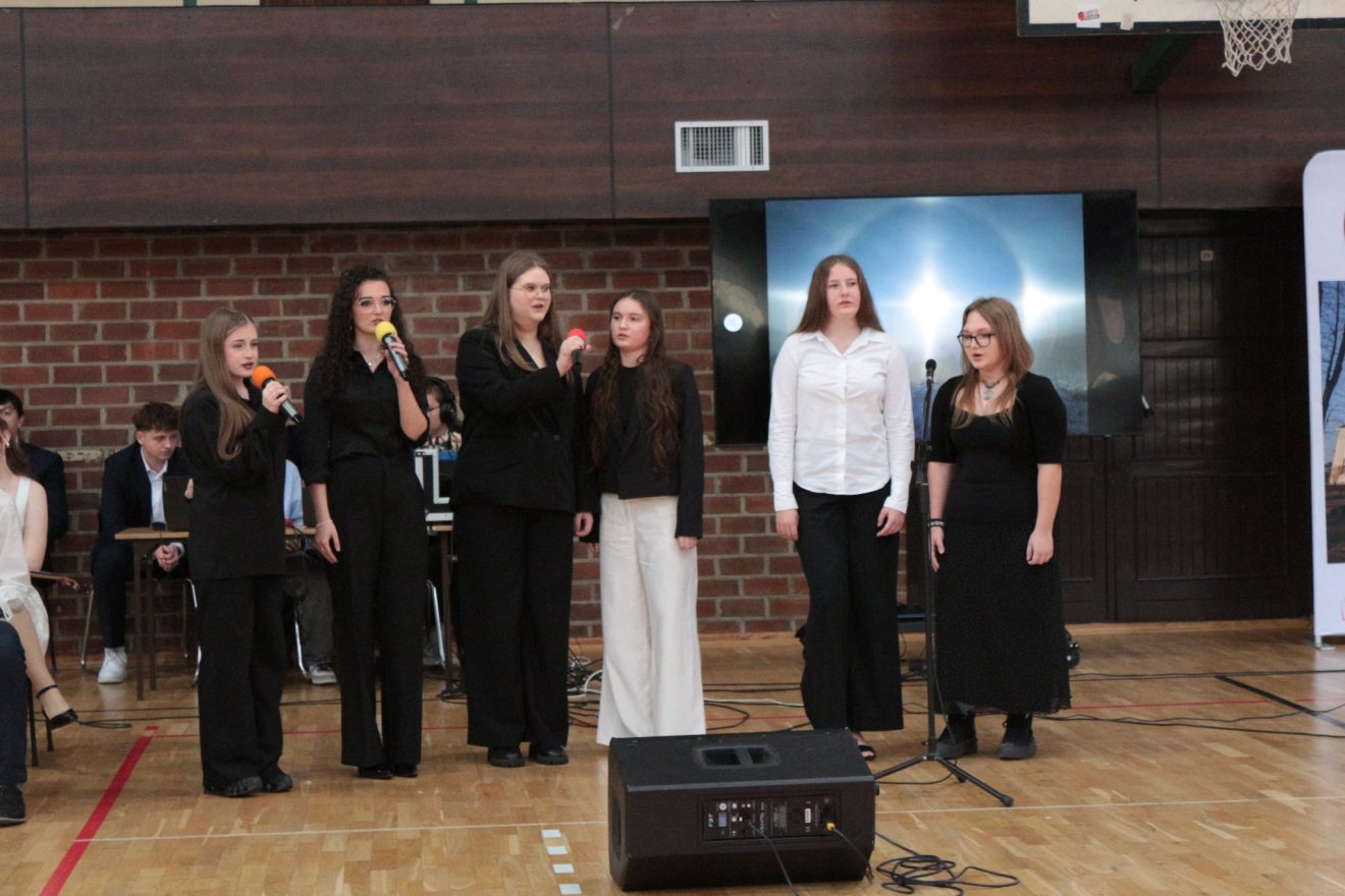 Akademia z okazji 107. rocznicy odzyskania przez Polskę niepodległości w I Liceum Ogólnokształcącym im. Bartosza Głowackiego w Tomaszowie Lubelskim 