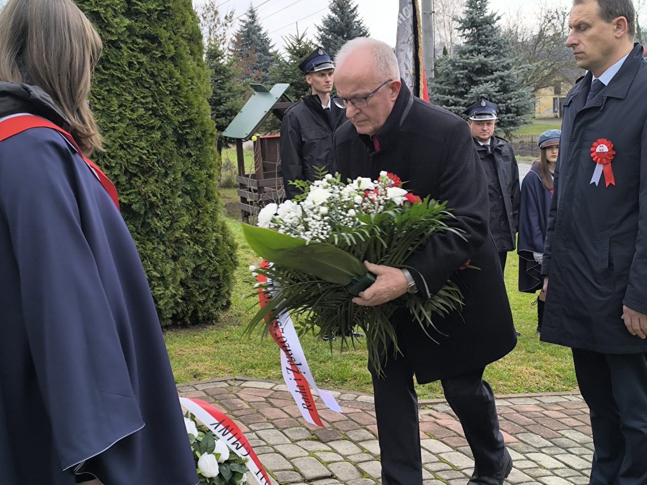 Uroczystości z okazji 11 listopada pod pomnikiem Józefa Piłsudskiego przy Szkole Podstawowej w Podhorcach