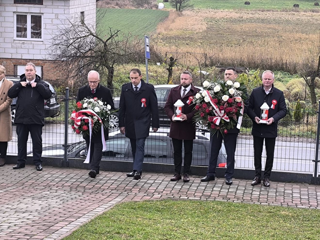 Uroczystości z okazji 11 listopada pod pomnikiem Józefa Piłsudskiego przy Szkole Podstawowej w Podhorcach