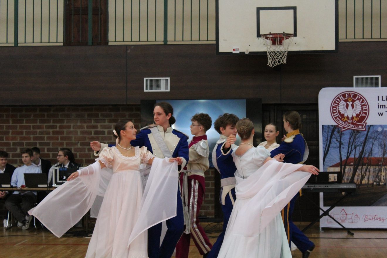 Akademia z okazji 107. rocznicy odzyskania przez Polskę niepodległości w I Liceum Ogólnokształcącym im. Bartosza Głowackiego w Tomaszowie Lubelskim 