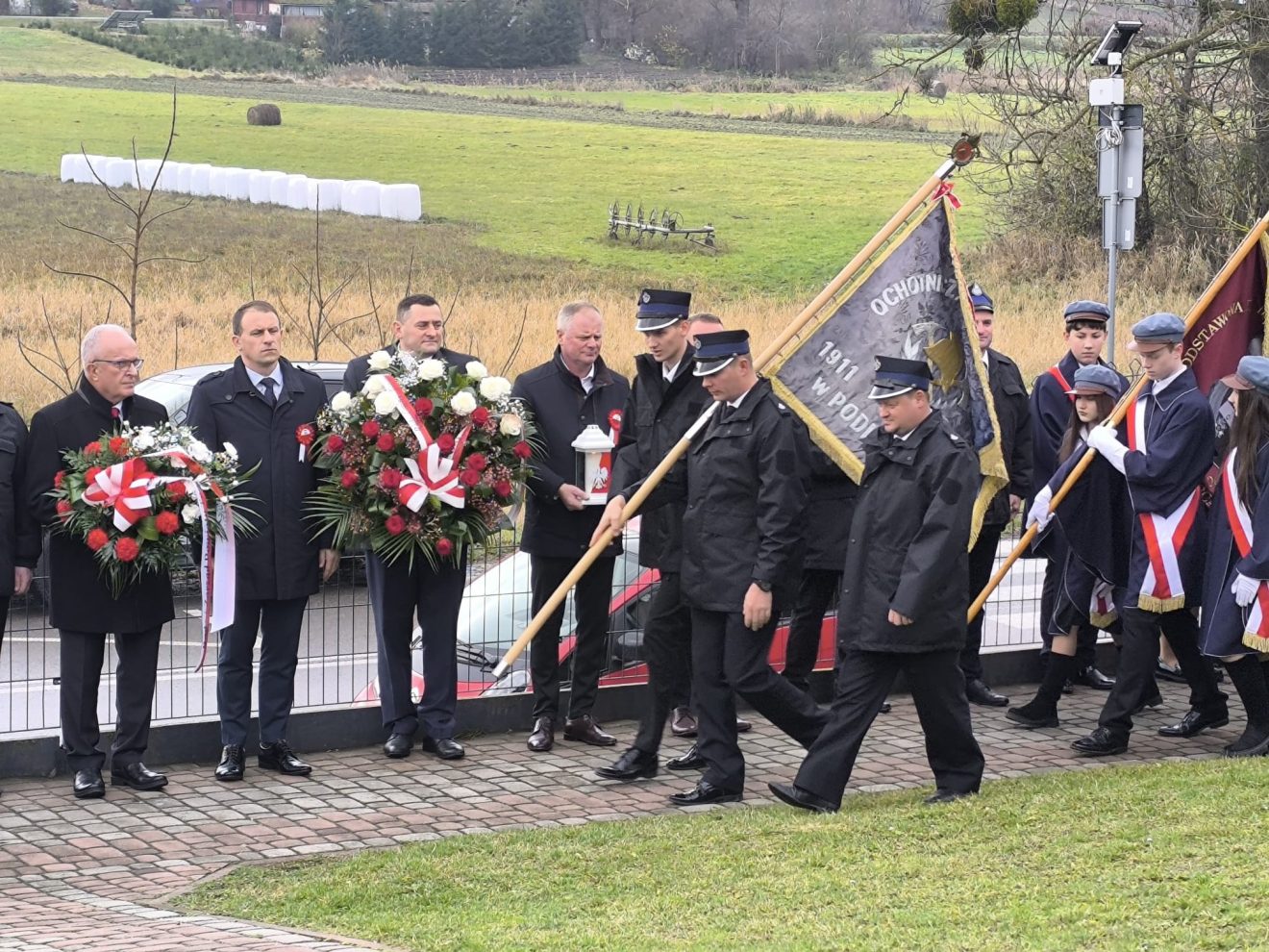 Uroczystości z okazji 11 listopada pod pomnikiem Józefa Piłsudskiego przy Szkole Podstawowej w Podhorcach