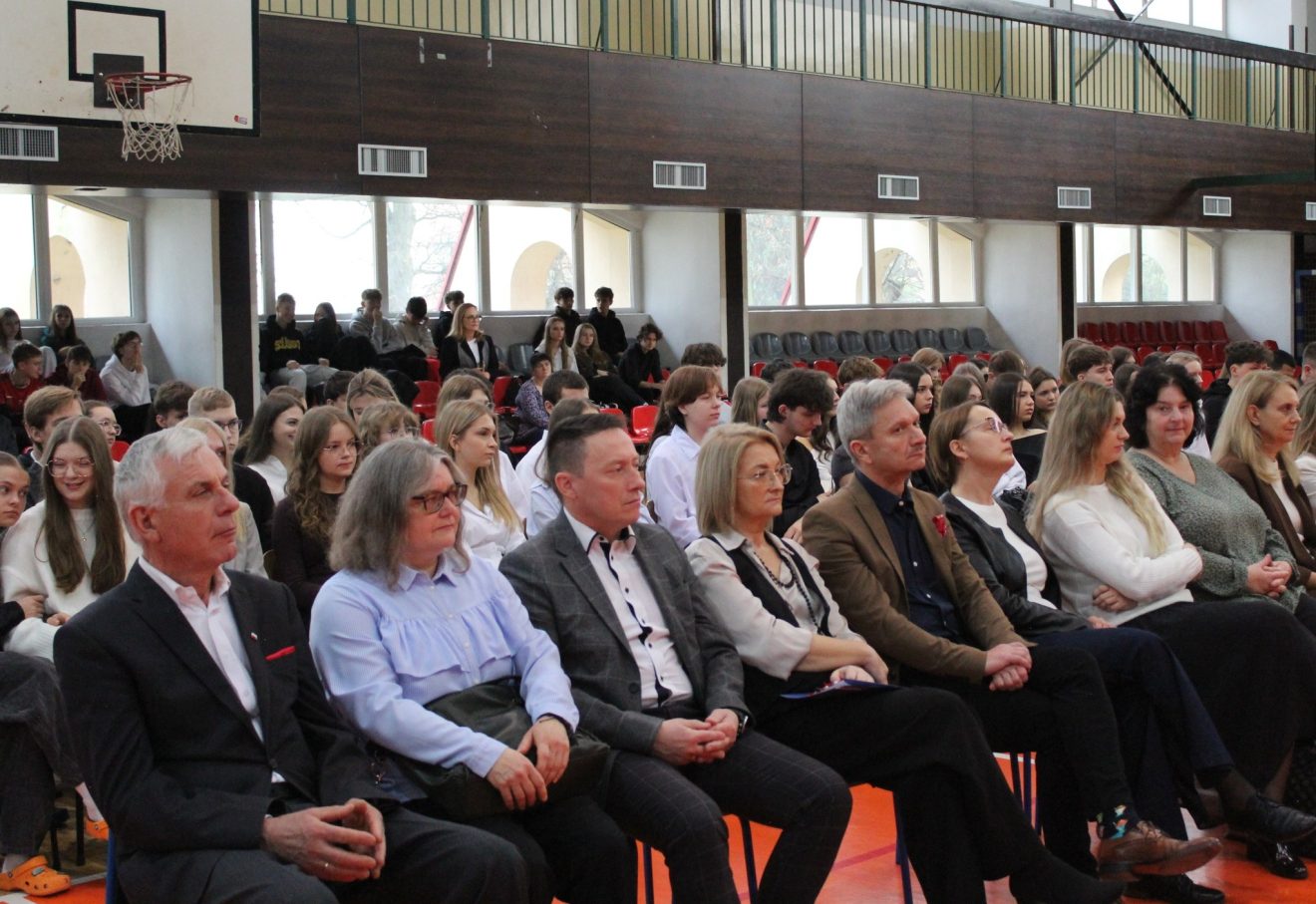 Akademia z okazji 107. rocznicy odzyskania przez Polskę niepodległości w I Liceum Ogólnokształcącym im. Bartosza Głowackiego w Tomaszowie Lubelskim 
