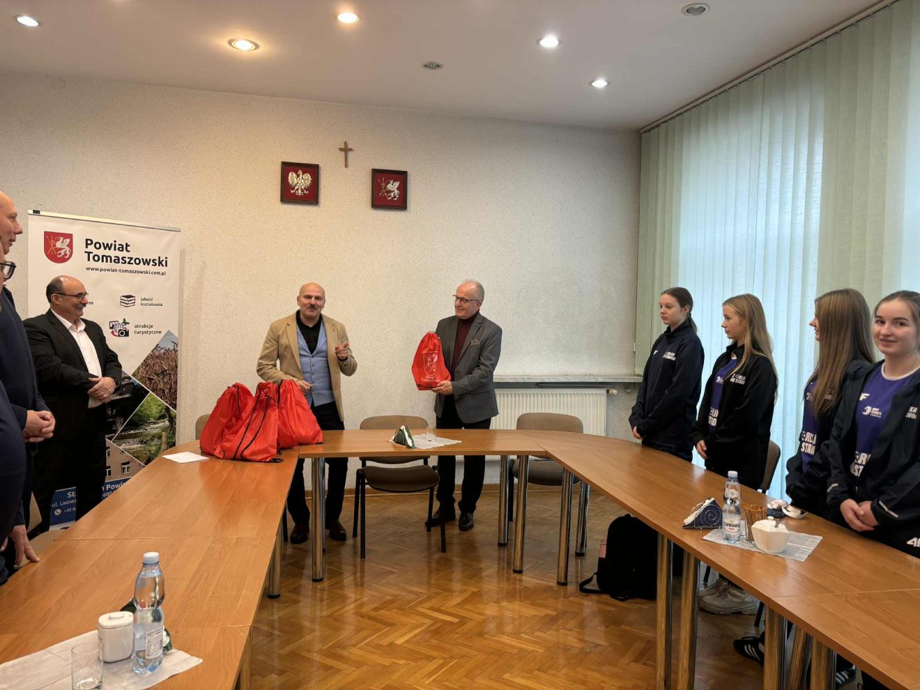 Dziewczęca Drużyna Piłki Nożnej z Powiatu Tomaszowskiego z Wizytą w Starostwie po Sukcesie na PGE Narodowym