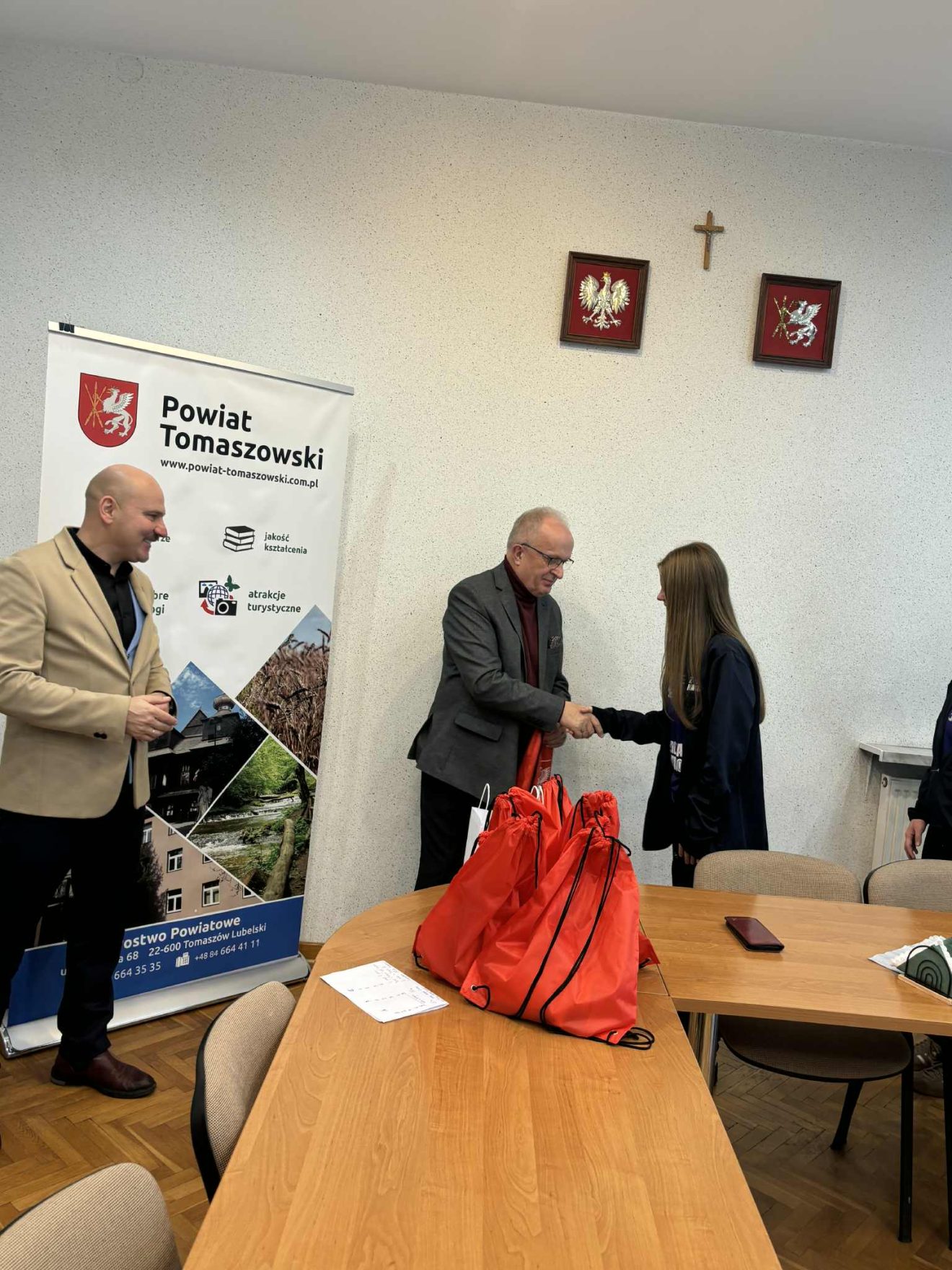 Dziewczęca Drużyna Piłki Nożnej z Powiatu Tomaszowskiego z Wizytą w Starostwie po Sukcesie na PGE Narodowym