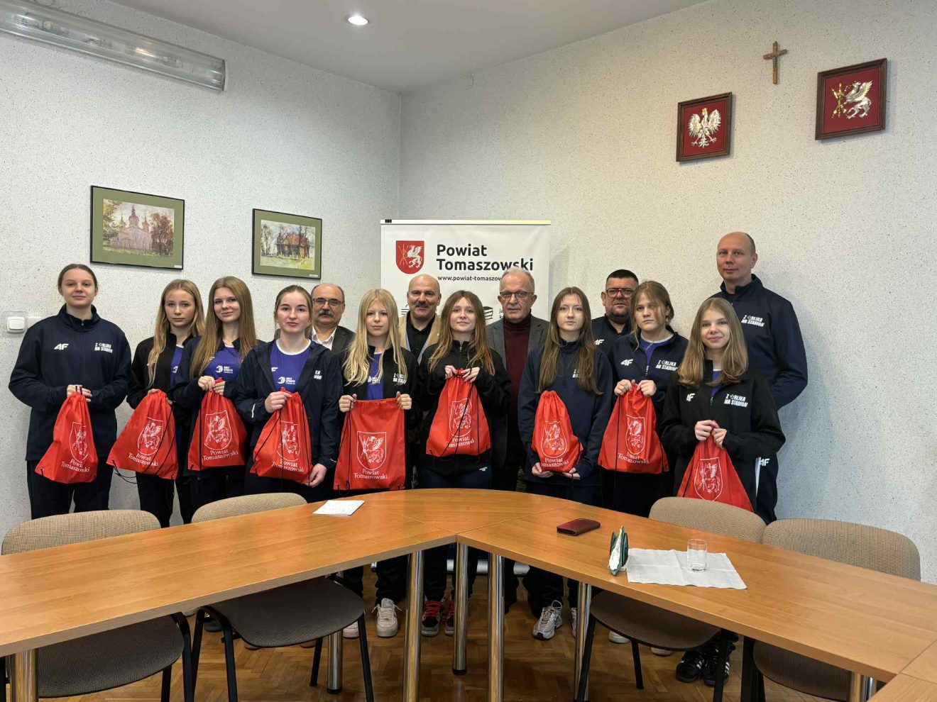 Dziewczęca Drużyna Piłki Nożnej z Powiatu Tomaszowskiego z Wizytą w Starostwie po Sukcesie na PGE Narodowym