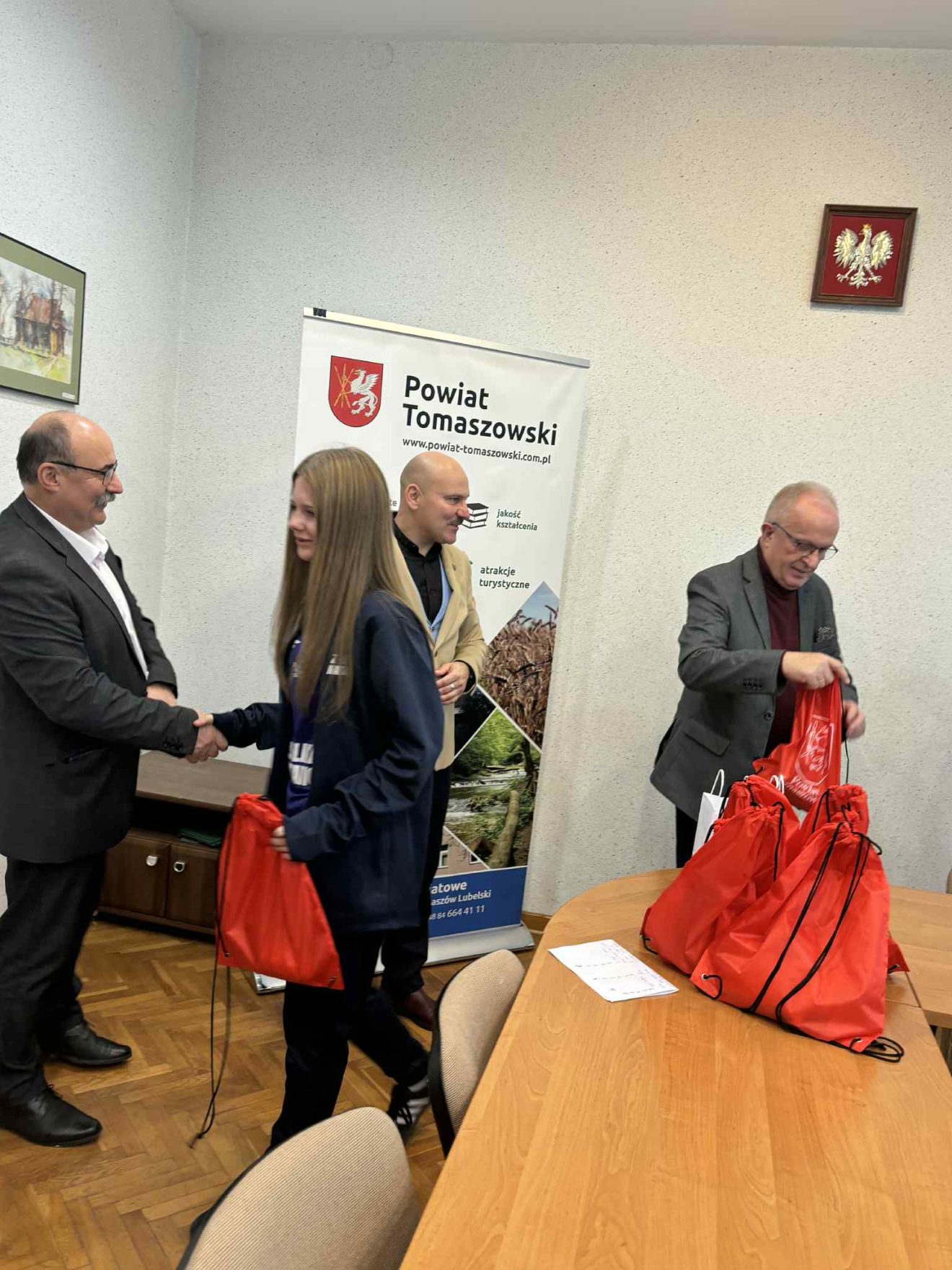 Dziewczęca Drużyna Piłki Nożnej z Powiatu Tomaszowskiego z Wizytą w Starostwie po Sukcesie na PGE Narodowym