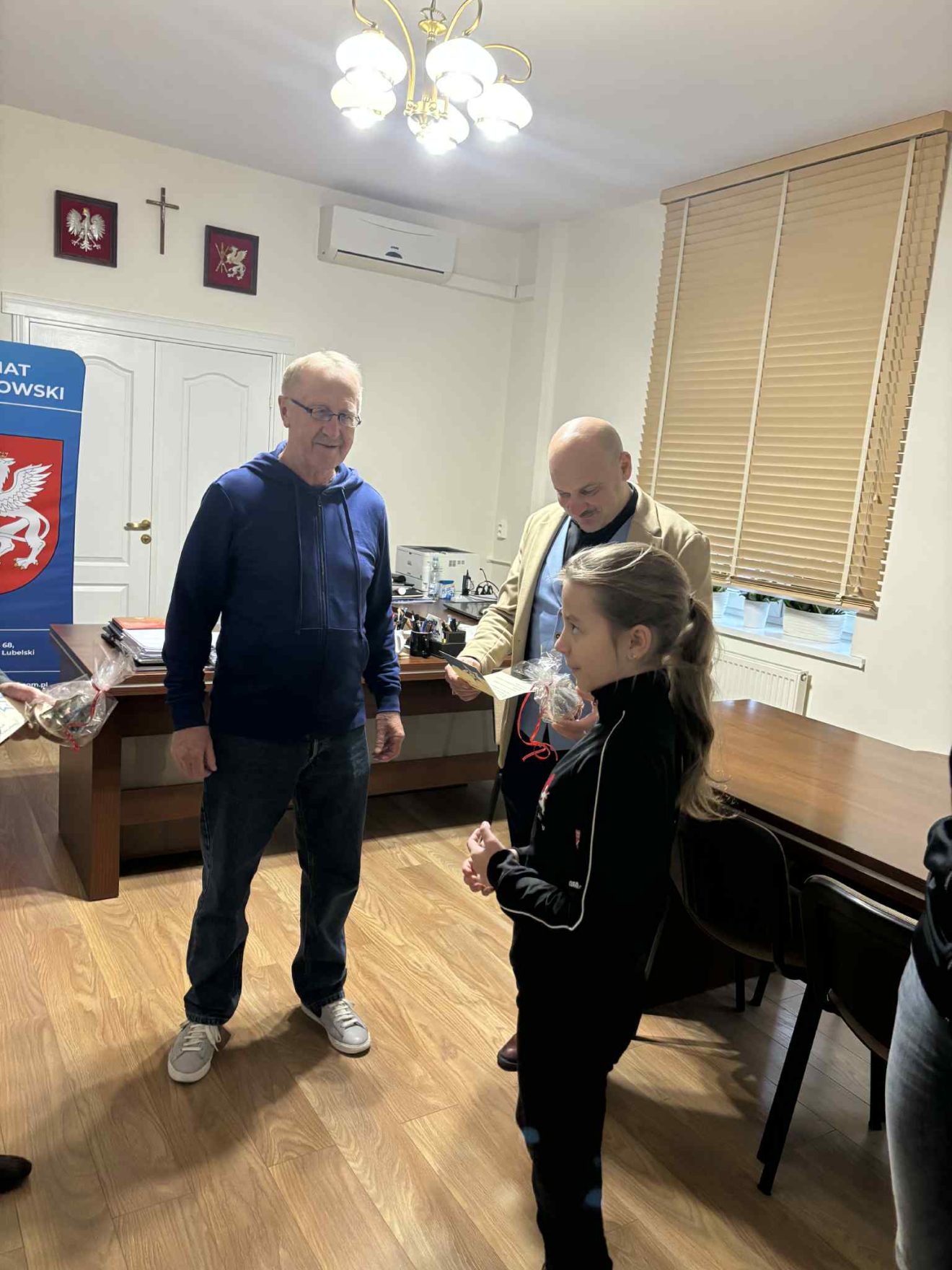 Świąteczna wizyta Klubu Karate Tradycyjnego w Starostwie Powiatowym