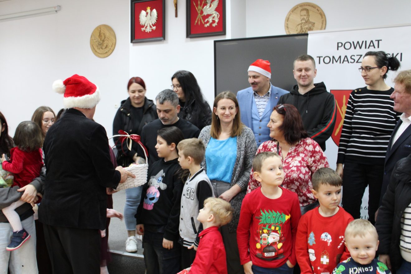 Henryk Karwan Starosta Tomaszowski w roli Mikołaja podczas akcji Kroniki Tygodnia „Wybierz sobie Mikołaja”