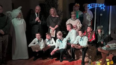 Starosta Tomaszowski przemawia podczas Wieczoru Wigilijnego, obok dyrektor szkoły oraz wychowankowie