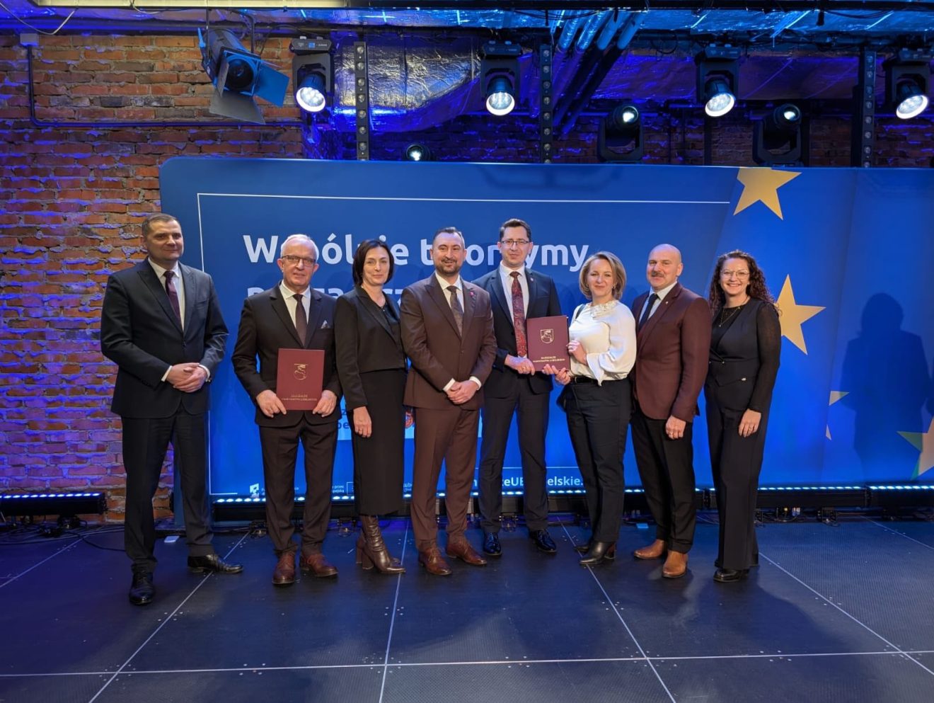 Podpisano umowę na realizację projektu ,,Poznaj szkoły powiatu tomaszowskiego''