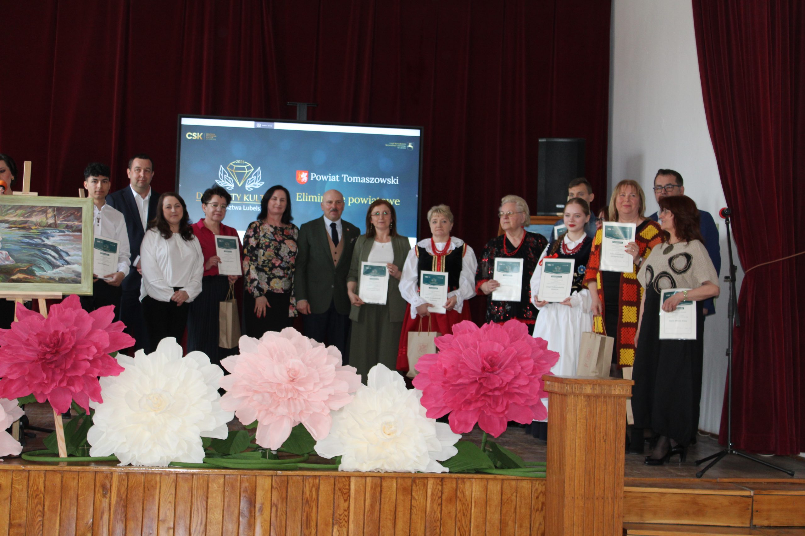 powiatowe eliminacje na zdjęciu laureaci
