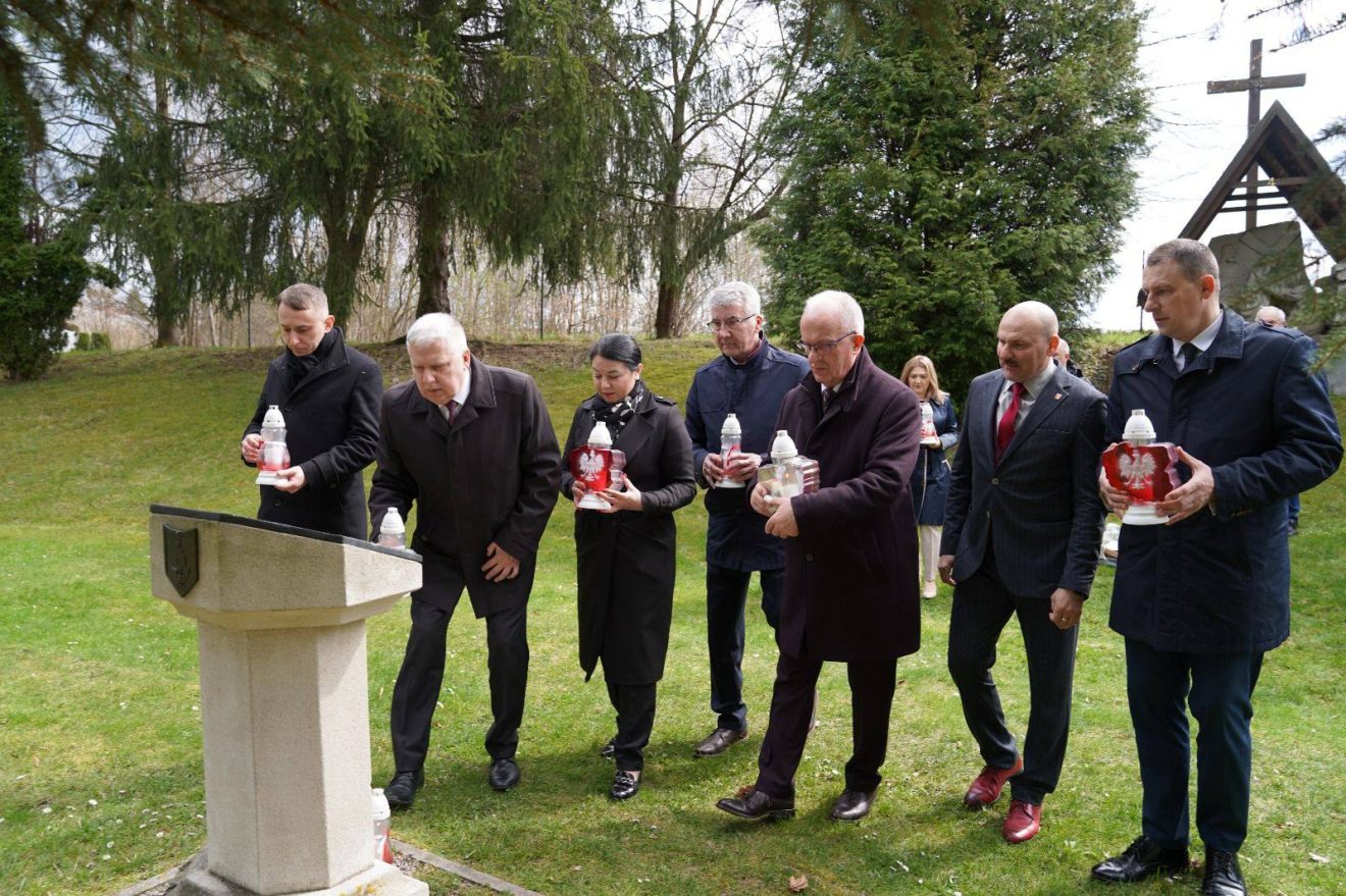 składanie zniczy przy kolumnie