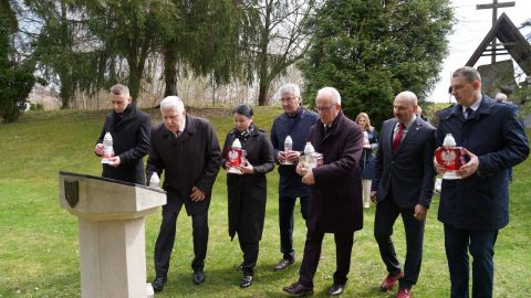 składanie zniczy przy kolumnie