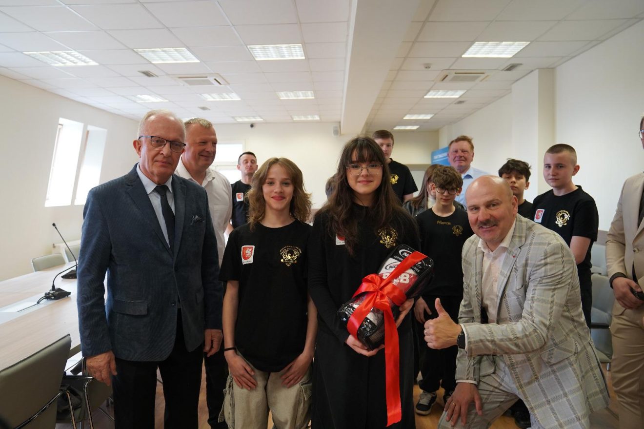 Starosta Tomaszowski oraz Wicestarosta wraz z grupą młodzieży z Klubu Fenix