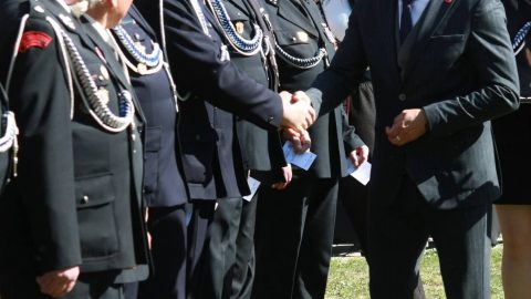 Na zdjęciu Wicestarosta Jarosław Korzeń składa gratulacje Strażakom Ochotnikom z Bełżca II.