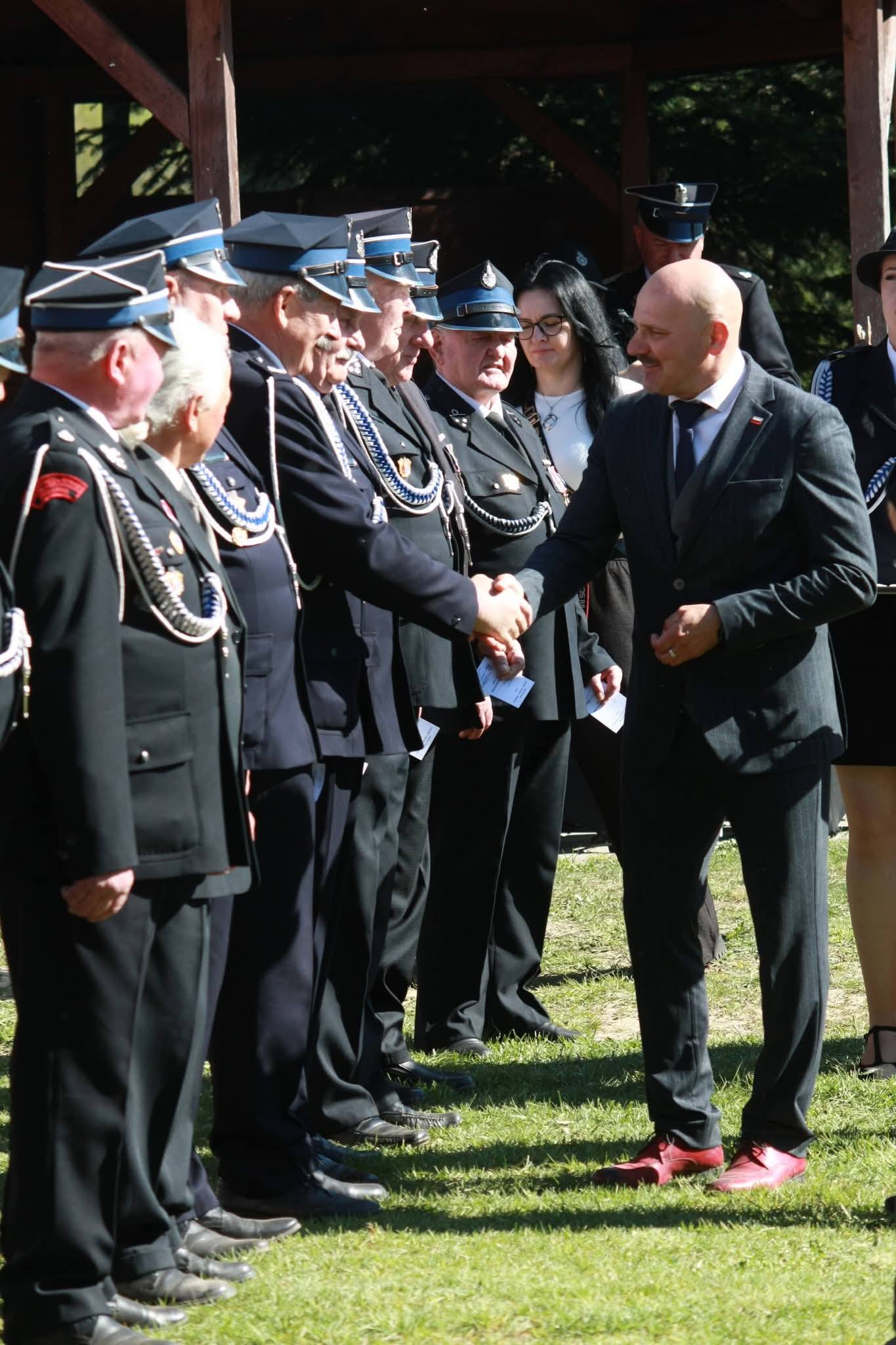 Na zdjęciu Wicestarosta Jarosław Korzeń składa gratulacje Strażakom Ochotnikom z Bełżca II.