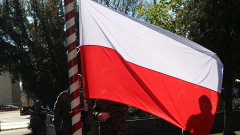 Na zdjęciu znajduje się flaga Rrzeczypospolitej Polskiej