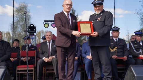 Na zdjęciu znajduje się Starosta Tomaszowski wręczający grawerton Komendantowi OSP W Nabrożu z okazji 100-lecia powstania Ochotniczej Straży Pożarnej w Nabrożu
