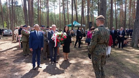 Na zdjęciu znajduje się Starosta Tomaszowski - Henryk Karwan, Radna Powiatu - Anna Kijko oraz Radny Tadeusz Suski, którzy składają wieniec przy pomniku upamietniającym poległych żołnierzy AK.