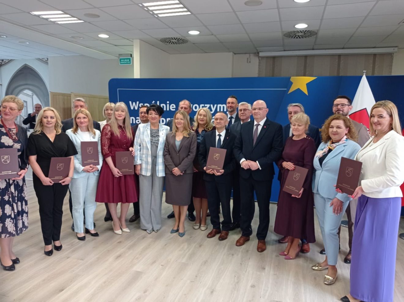 Na zdjęciu jest grupa samorządowców którzy odebrali umowy o dofinansowanie projektów realizowanych w ramach programu Fundusze Europejskie dla Lubelskiego na lata 2021-2027