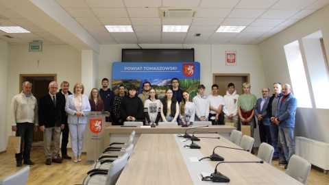 Na zdjęciu znajdują się przedstawiciele władz powiatowych oraz grupa młodzieży z Litwy.