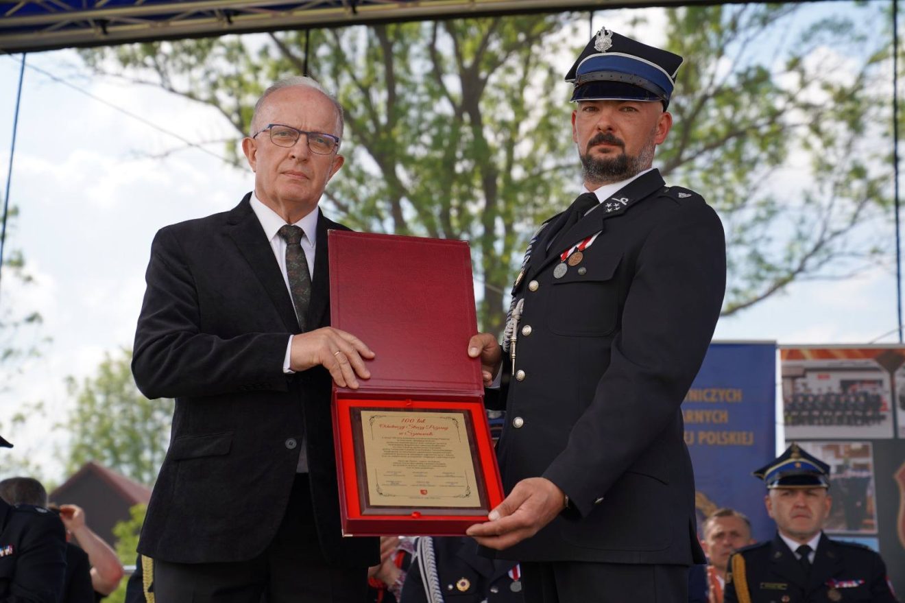 Na zdjęciu znajdują się: Starosta Tomaszowski-Henryk Karwan który przekazuje pamiątkowy grawerton na ręce komendanta OSP w Szarowoli