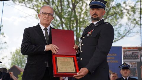 Na zdjęciu znajdują się: Starosta Tomaszowski-Henryk Karwan który przekazuje pamiątkowy grawerton na ręce komendanta OSP w Szarowoli