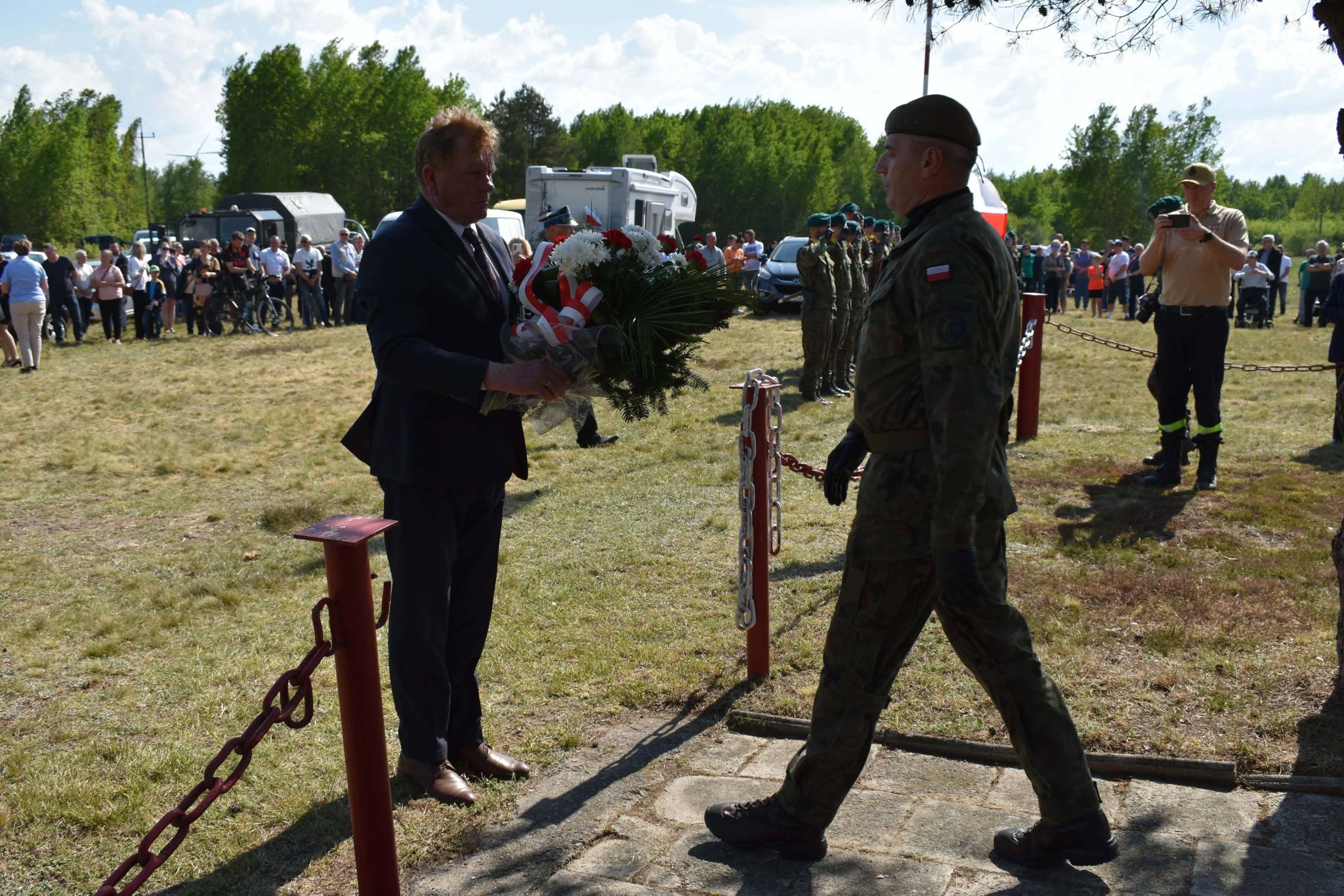 Przedstawiciel Powiatu Tomaszowskiego składa kwiaty pod pomnikiem upamiętniającym powstańców styczniowych.