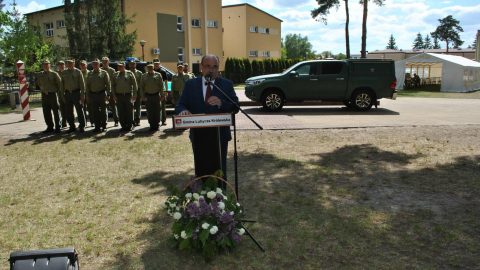 Członek Zarządu Powiatu przemawia przy mównicy podczas obchodów Święta Straży Granicznej.